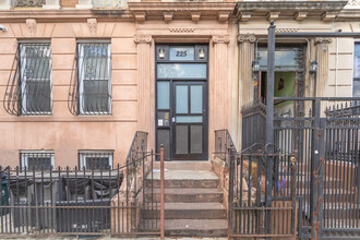 225 Bainbridge St in Brooklyn, NY - Building Photo - Building Photo