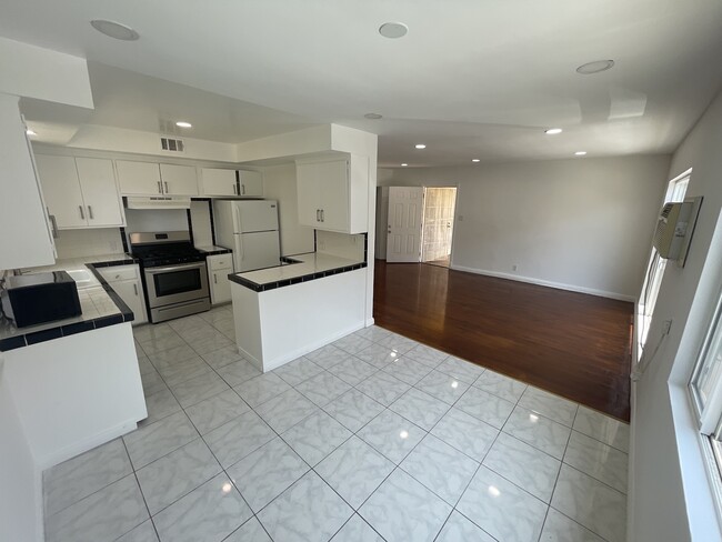 7707 Romaine St, Unit 4