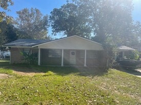 108 Belle Haven Dr in New Iberia, LA - Building Photo