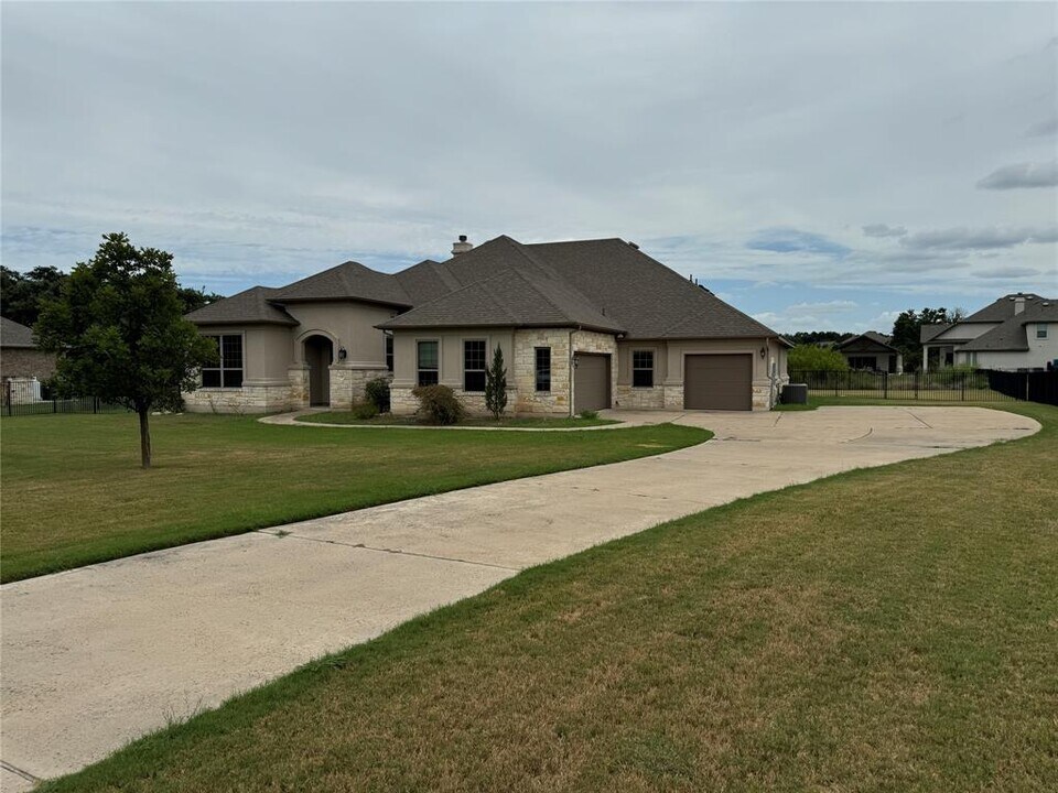 129 Umbrella Sky in Liberty Hill, TX - Foto de edificio