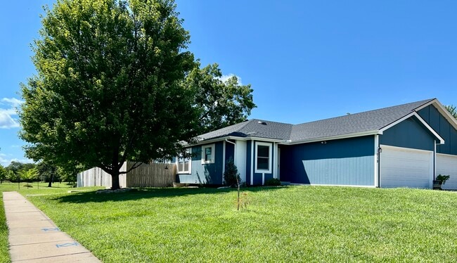 1019 SW Kent Pl in Topeka, KS - Building Photo - Building Photo