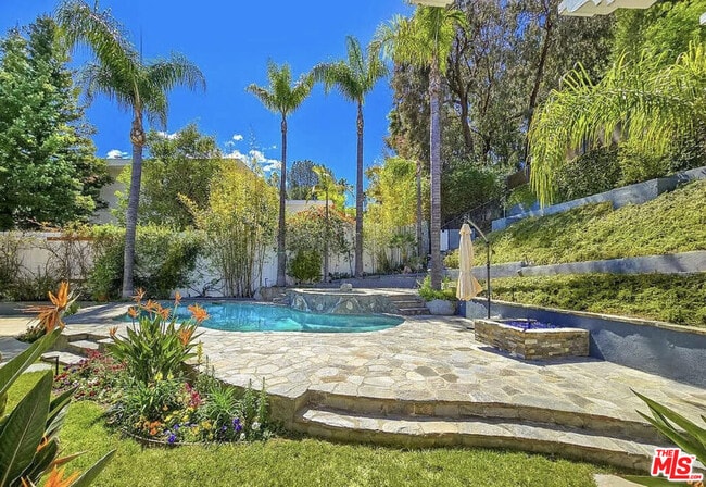 3690 Crownridge Dr in Los Angeles, CA - Building Photo - Building Photo