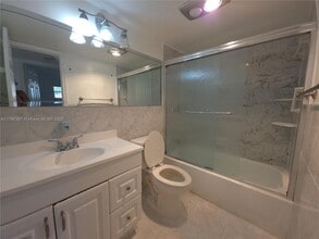 8940 S Hollybrook Blvd in Pembroke Pines, FL - Foto de edificio - Building Photo