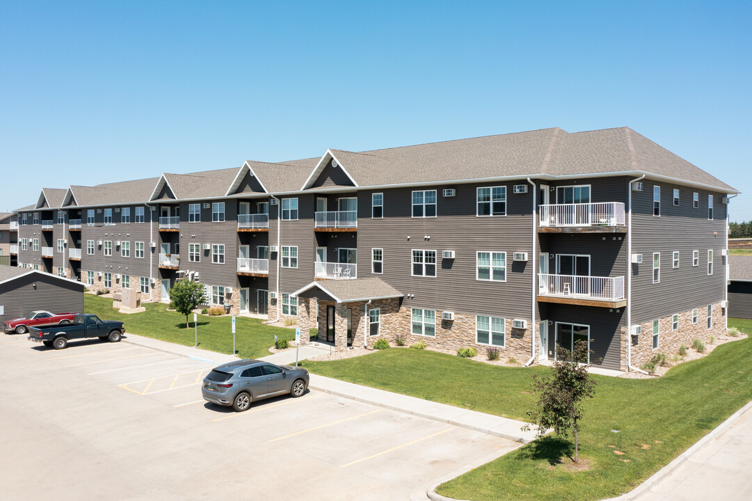 Falcon & Mallard Heights in Dickinson, ND - Foto de edificio