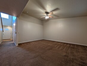 468 Helen St in Eugene, OR - Foto de edificio - Building Photo