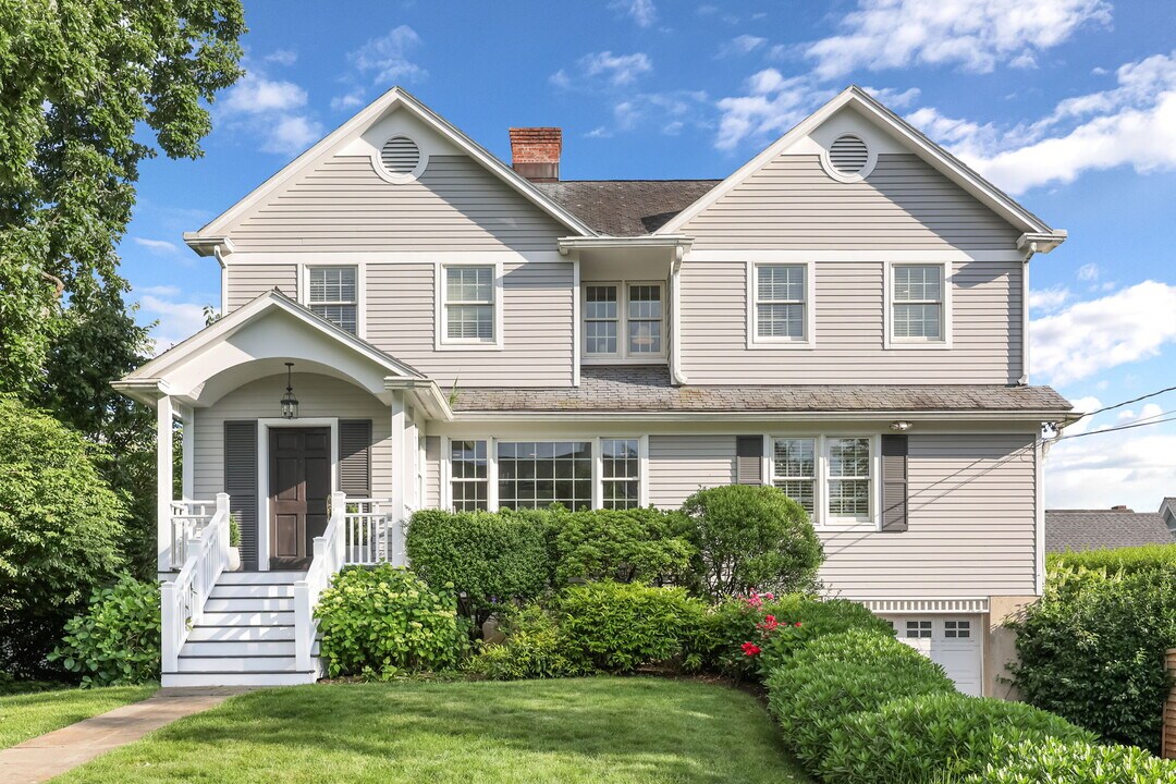 26 Shore Acre Dr in Greenwich, CT - Building Photo