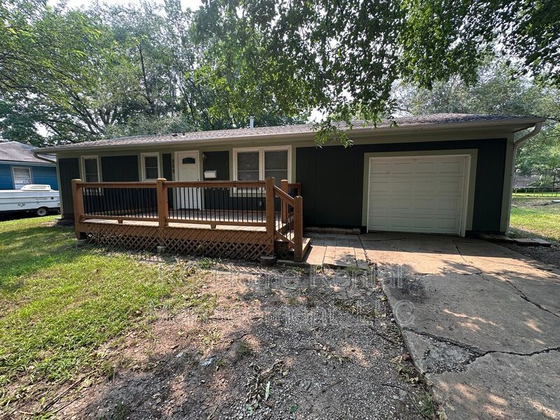 305 N Logan St in Olathe, KS - Building Photo