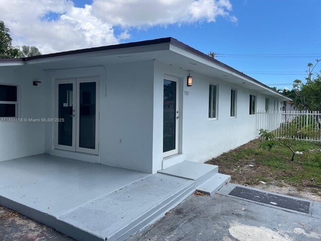 3301 NW 11th St in Miami, FL - Building Photo - Building Photo