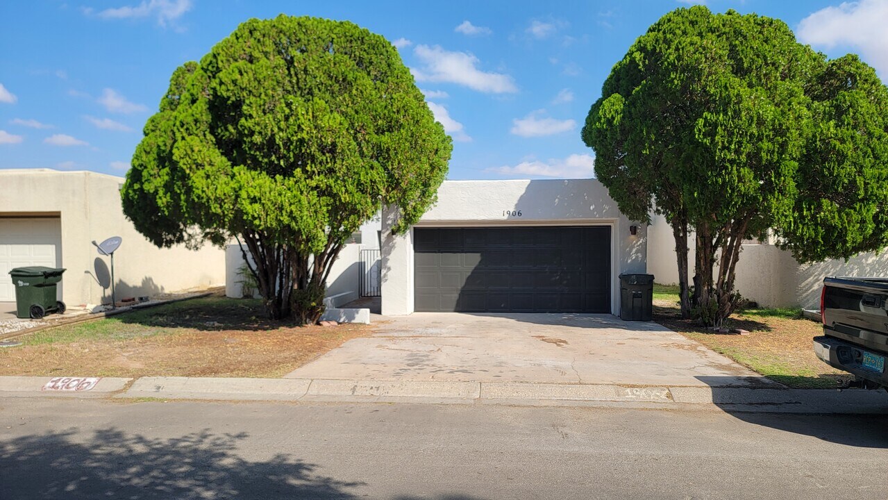 1906 Mountain Shadow Dr in Carlsbad, NM - Building Photo