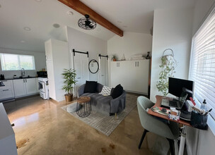 4426 Kamloop Ave, Unit Cozy Casita Studio in San Diego, CA - Building Photo - Building Photo