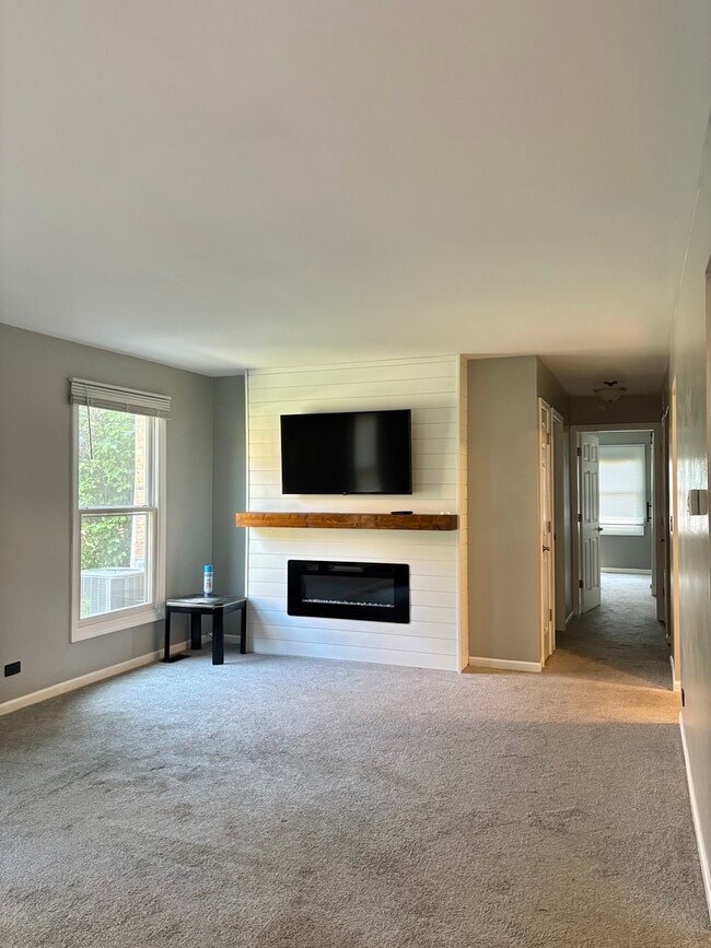 1743 Sussex Walk in Hoffman Estates, IL - Building Photo - Building Photo
