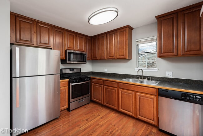 549 E Shag Bark Ln in Streamwood, IL - Building Photo - Building Photo