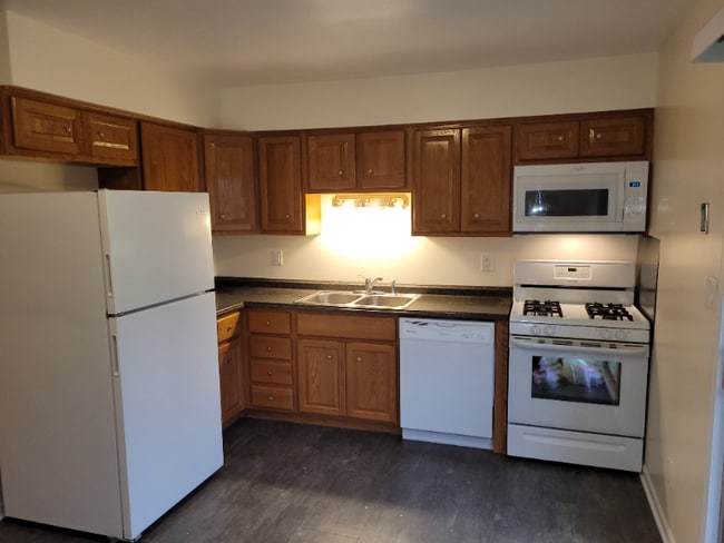 7600 Whitcomb St in Merrillville, IN - Foto de edificio - Building Photo