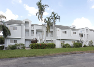 Summer Lake Condominiums in Fort Lauderdale, FL - Building Photo - Building Photo