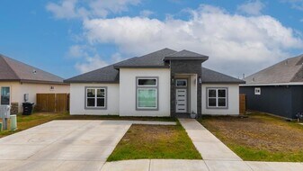 1817 Rebecca Ln in Eagle Pass, TX - Building Photo