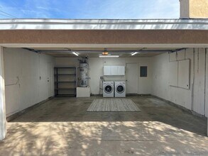 10554 Andasol Ave in Granada Hills, CA - Foto de edificio - Building Photo