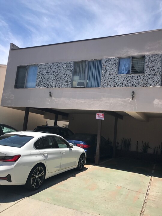 1047 N Sierra Bonita Ave in West Hollywood, CA - Building Photo