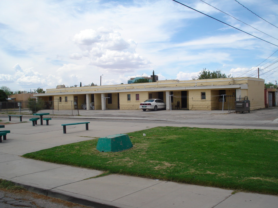 916 S Hills St in El Paso, TX - Building Photo