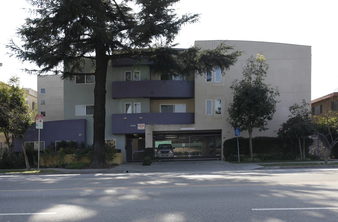 Victory Gardens in Van Nuys, CA - Building Photo