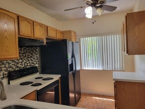 2306 SW 82nd Ter in North Lauderdale, FL - Foto de edificio - Building Photo