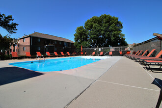 Edgewater Court Apartments in Omaha, NE - Foto de edificio - Building Photo