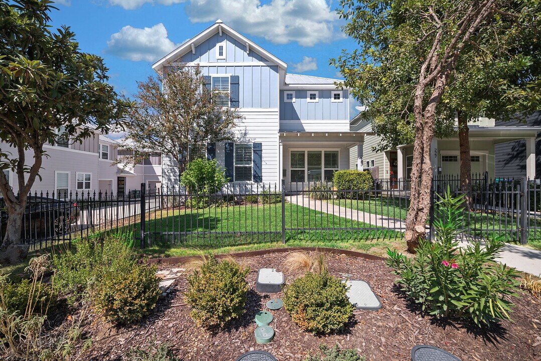 223 Claremont Ave in San Antonio, TX - Building Photo