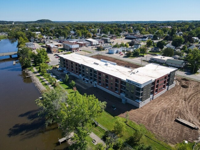 SCS Wolf River in New London, WI - Foto de edificio - Building Photo