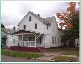 2204 Plum St in Erie, PA - Building Photo