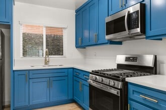 1078 E 7th St in Long Beach, CA - Building Photo - Building Photo