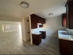 1104 W 39th Pl in Los Angeles, CA - Foto de edificio - Building Photo
