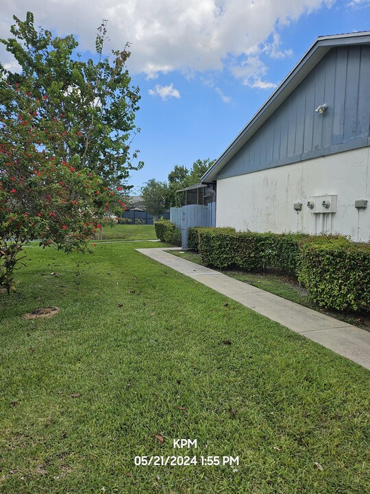 2002 Timberlane Cir in Greenacres, FL - Building Photo