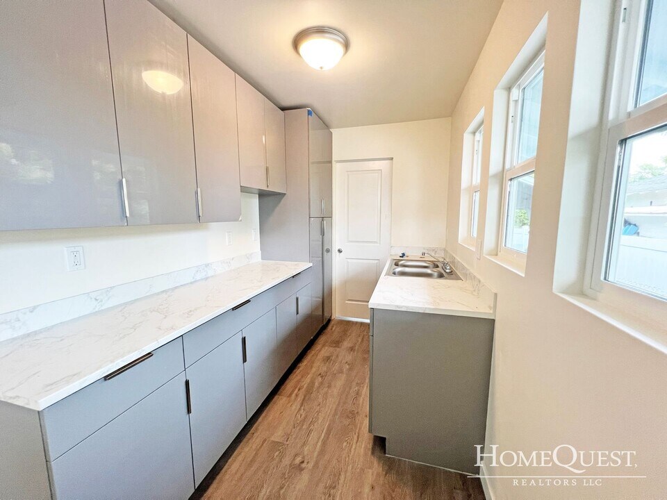 343 Maluniu Ave in Kailua, HI - Building Photo