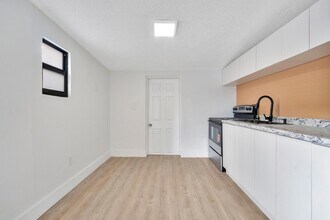 2428 NW 28th St in Miami, FL - Foto de edificio - Building Photo