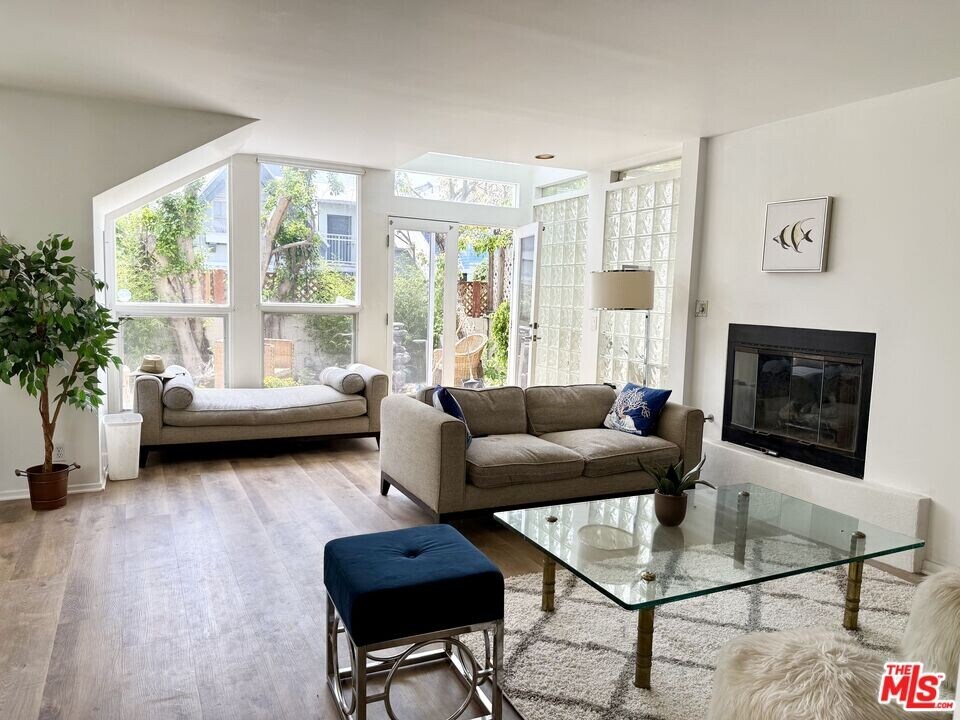 39 Westminster Ave in Los Angeles, CA - Building Photo