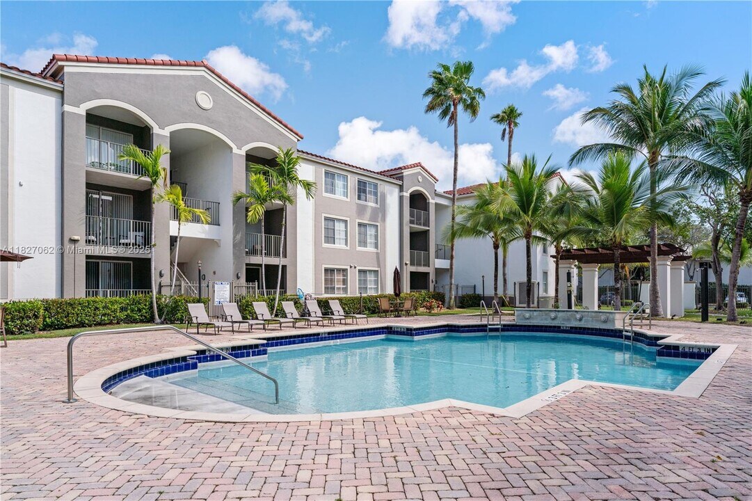 6821 SW 44th St in Miami, FL - Building Photo