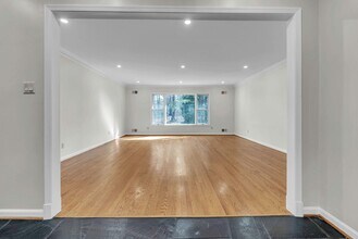 8616 Chateau Dr in Potomac, MD - Building Photo - Building Photo