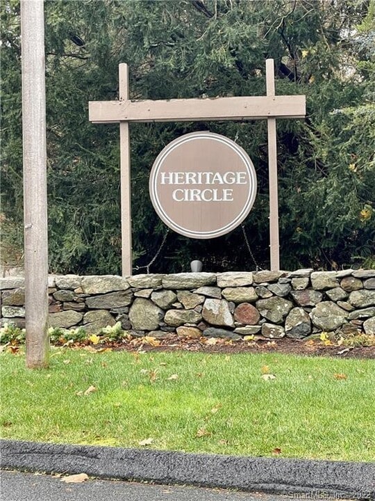 20 Heritage Circle in Southbury, CT - Building Photo