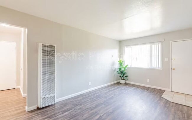 2044 Red Robin Ln in Sacramento, CA - Building Photo - Building Photo