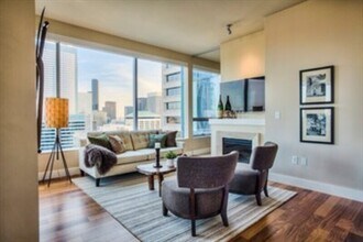 737 Olive Wy in Seattle, WA - Foto de edificio - Building Photo