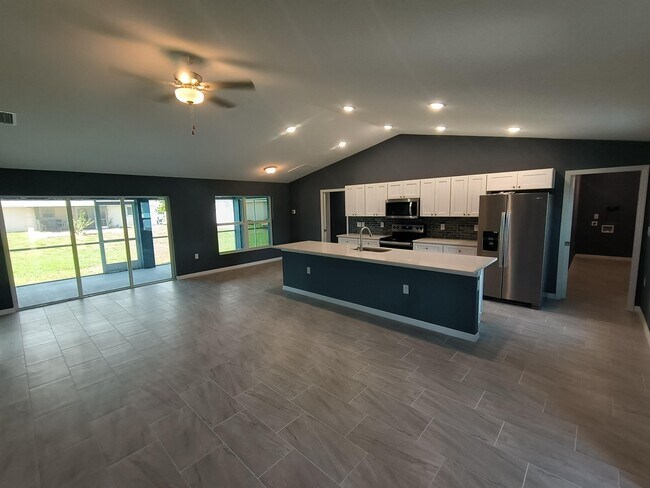 1407 NE 16th Terrace in Cape Coral, FL - Building Photo - Building Photo