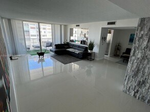 18061 Biscayne Blvd in Aventura, FL - Building Photo - Building Photo