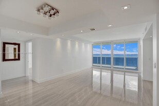 19111 Collins Ave, Unit 1705 in Sunny Isles Beach, FL - Foto de edificio - Building Photo