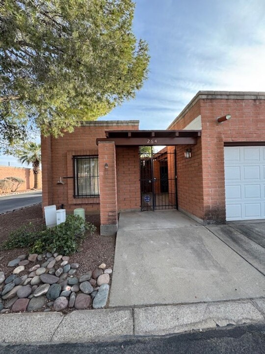 264 E Scheibe Way in Tucson, AZ - Building Photo