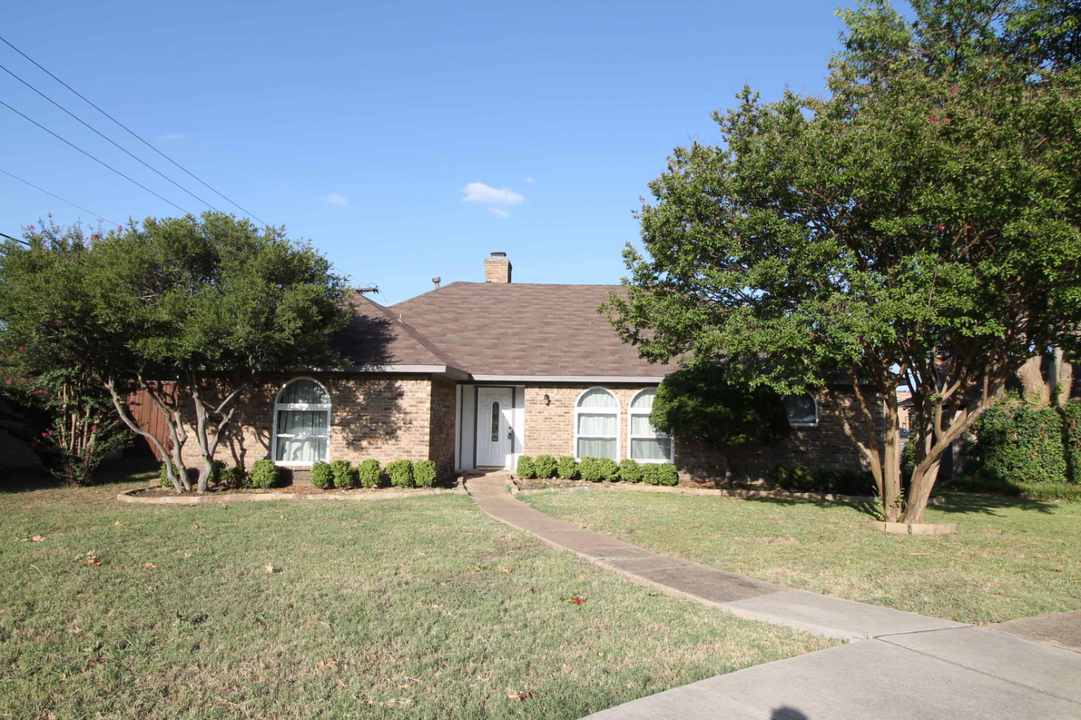 1004 Woodland Way in Richardson, TX - Building Photo