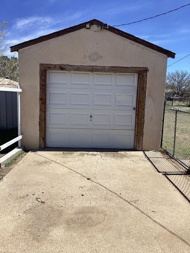 1609 S Avenue C in Portales, NM - Building Photo - Building Photo