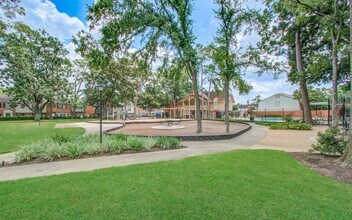 402 Bendwood Dr in Houston, TX - Building Photo - Building Photo