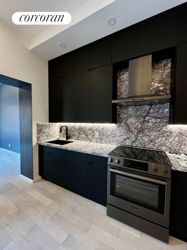 317 W 51st St in New York, NY - Building Photo - Building Photo