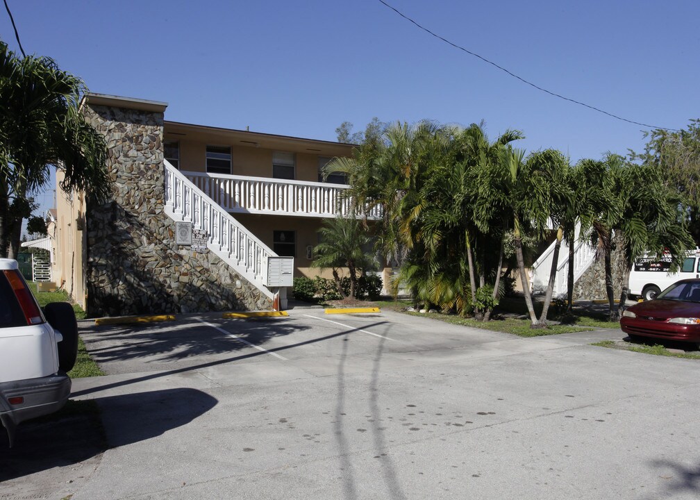 Las Brisas Del Caribe in Hialeah, FL - Building Photo