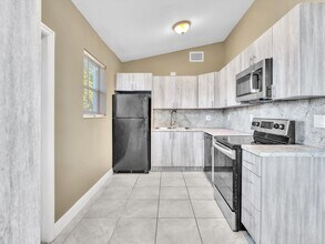 525 NW 10th Ave in Boynton Beach, FL - Building Photo - Building Photo