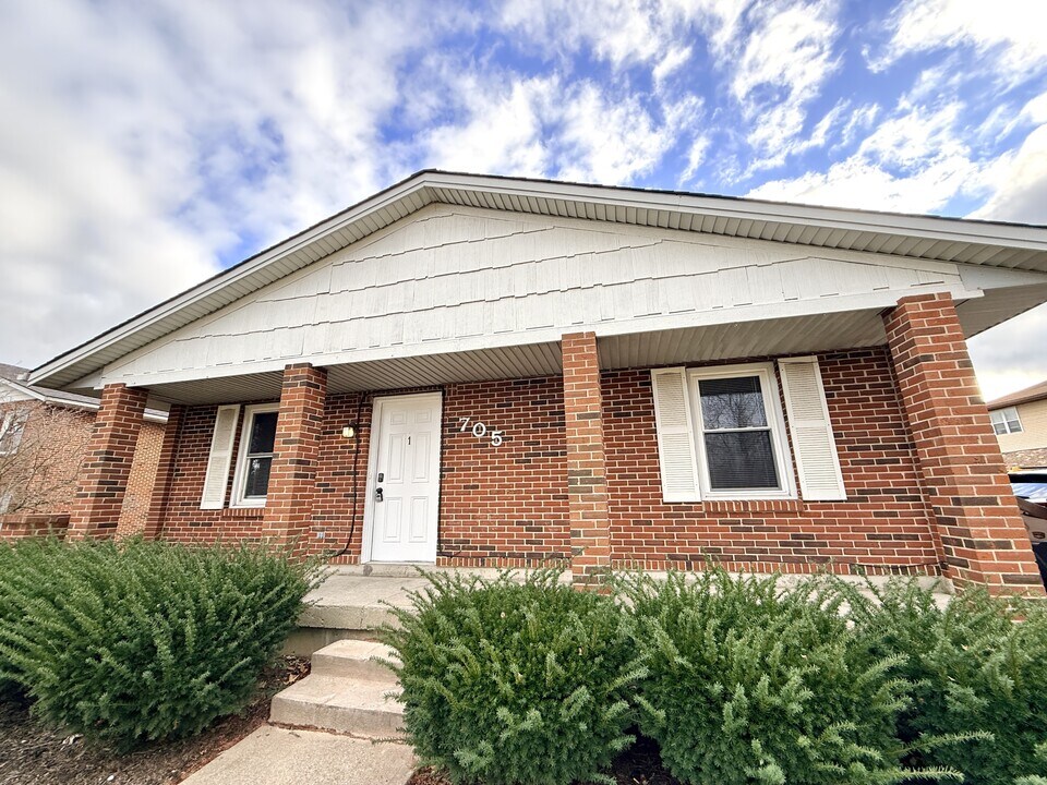 705 Gordon Smith Blvd in Hamilton, OH - Building Photo